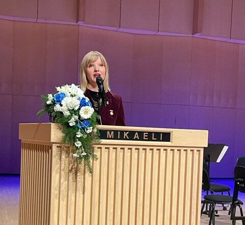 Jatta Mikaelin lavalla pitämässä puhetta itsenäisyyspäivänä